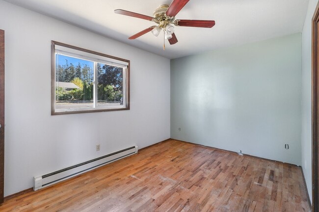 Building Photo - 3 Bed 1.5 Bath - Garage w/Storage - Pet Fr...