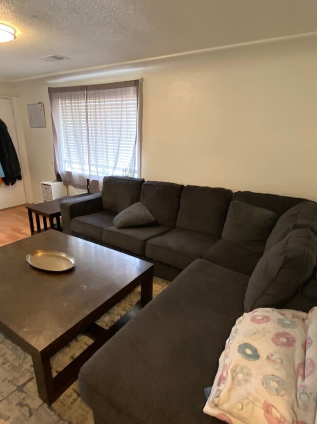 Building Photo - Cute & Cozy Two Bedroom in Westwood!