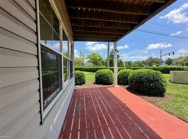 Building Photo - 4044 Laurel Green Cir