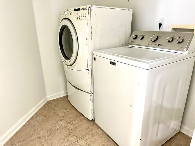 Building Photo - Beautiful 4/3, Amenities Galore! Located i...