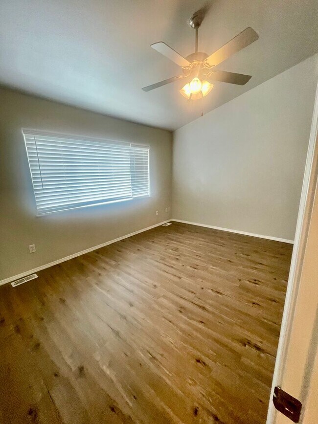 Building Photo - Condo Close to base! 3 bed/2bath/2car garage, Available now!