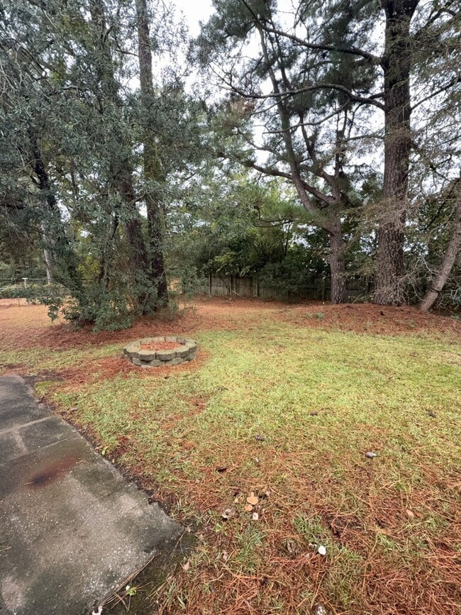 Building Photo - 117 Village Cir