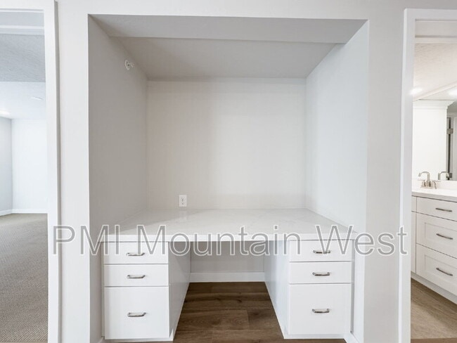 Building Photo - 1032 E 400 S