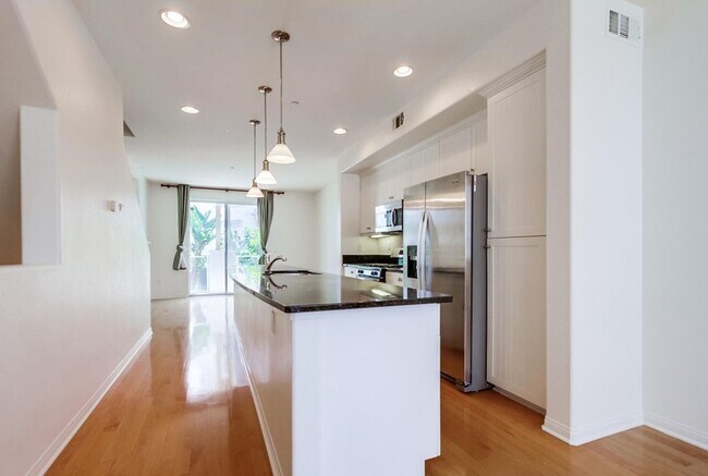 Building Photo - Available Now! Tri-Level 3 Bedroom 3.5 Bath Townhome!!