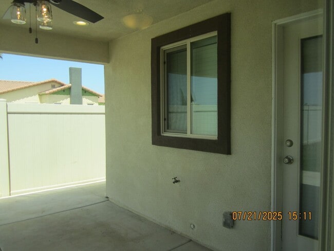 Building Photo - Immaculate Single Story Like New