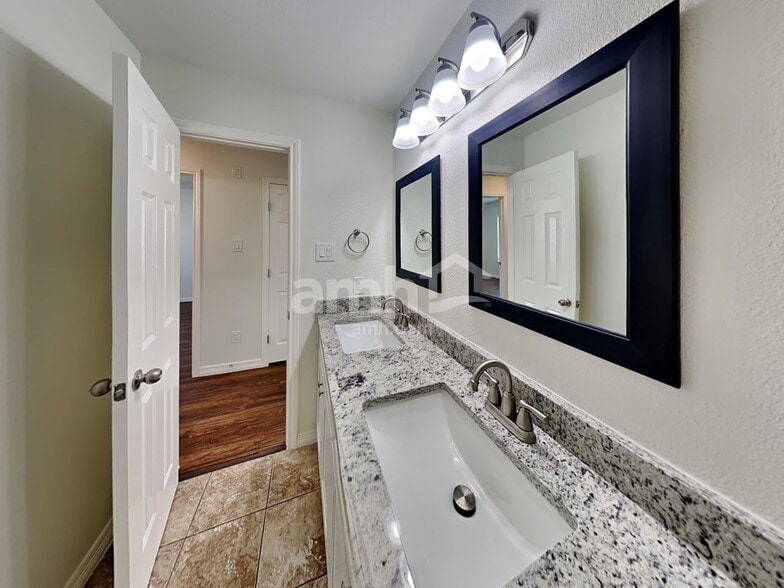 Building Photo - 26949 Carriage Manor Ln