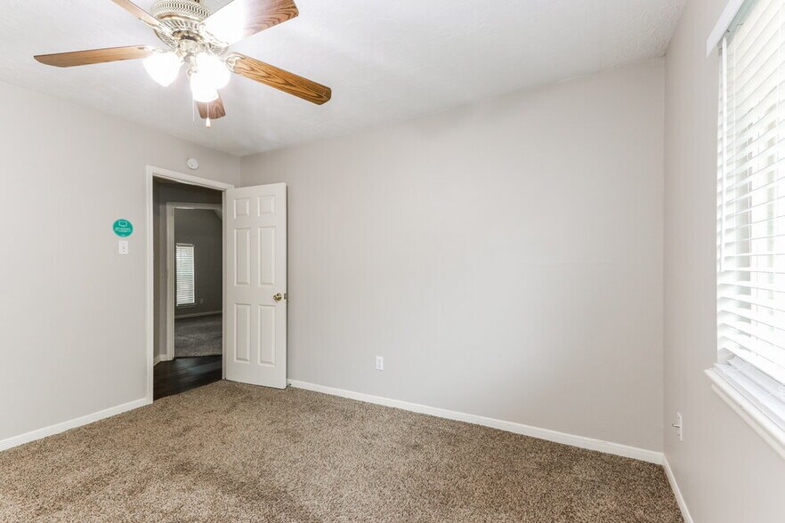 Building Photo - 18622 Sandelford Dr