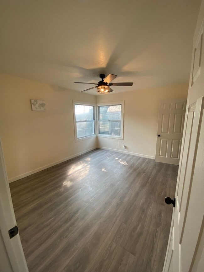 Building Photo - Beauitfully upgrade 3 Bedroom on large lot!