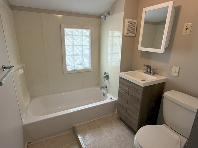 Building Photo - Private 4 bedroom home in West Allis