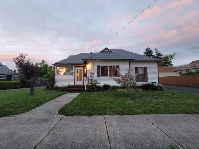Building Photo - Charming 3 bedroom 2 bath