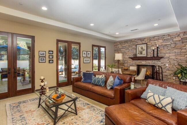 Building Photo - Large 5 bed / 5 bath Tuscan Style Home on ...