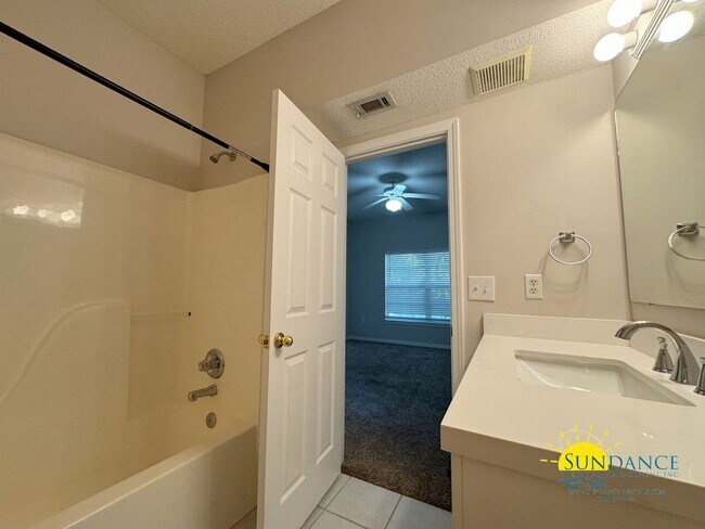 Building Photo - Spacious 2-Bedroom Condo in The Oaks, Nice...