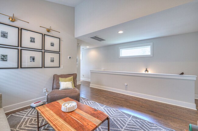 Building Photo - Luxurious 4BR Home Close to 12 South
