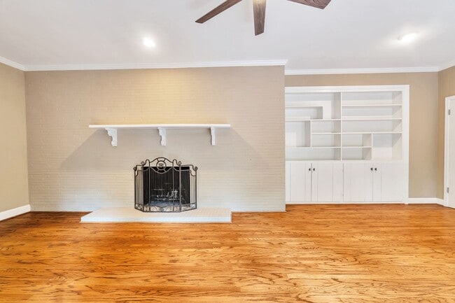 Building Photo - ** 3 bed 2 bath located in McGehee Estate ...