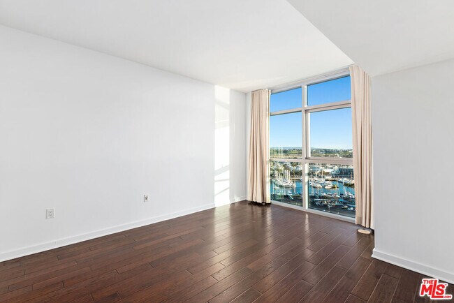 Building Photo - 13700 Marina Pointe Dr