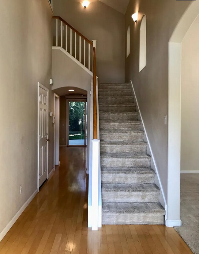 Building Photo - Close to ACE train, parks and school