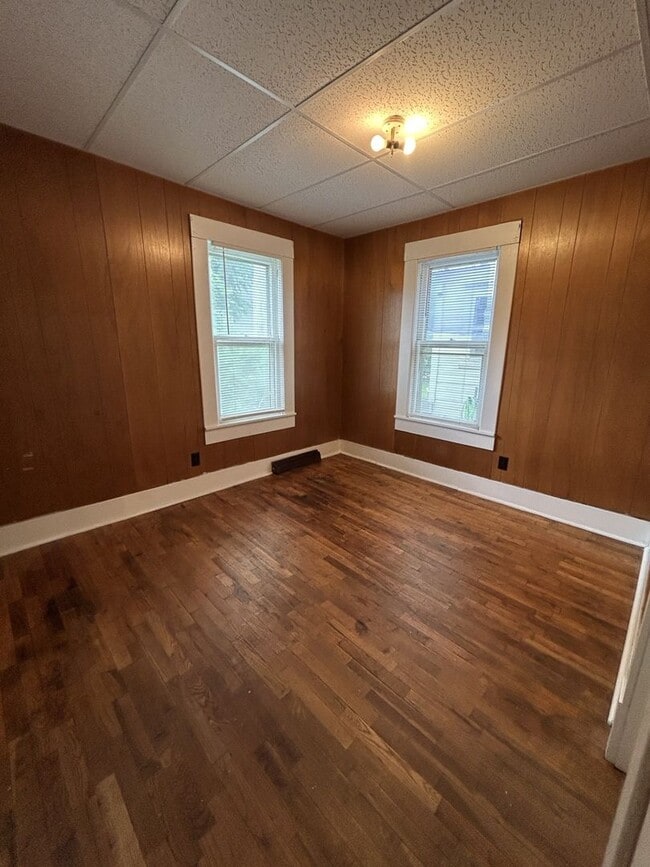 Building Photo - Just Remodeled! 2br/1ba - with Garage and Fenced-in Yard!