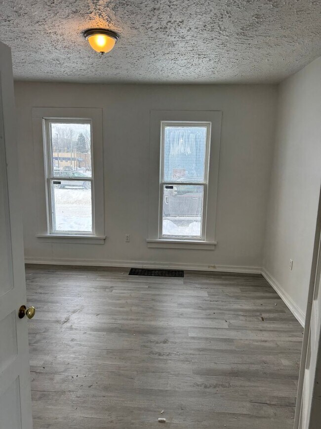 Building Photo - 2 bedroom 1 bath single family home. Freshly painted with new flooring .