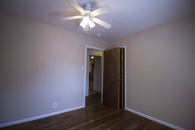 Building Photo - ***Fabulous Home-Close to UNT***