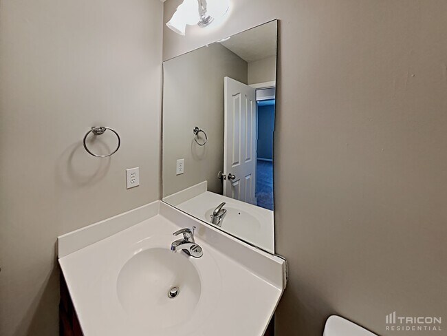 Building Photo - 225 Quiet Ln