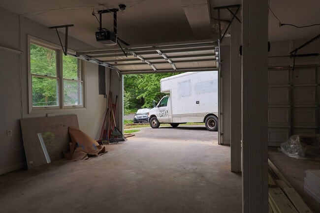 Building Photo - nice renovated 4 Bed 3 Bath