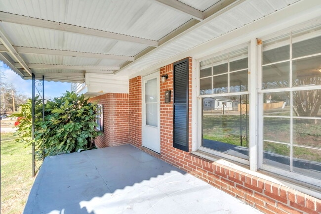 Building Photo - Spacious 4BR, 2BA Tri-Level Home with versatility and flexibility.  $1675 /mo rent***