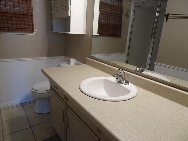 Building Photo - 600 Oak Creek Dr