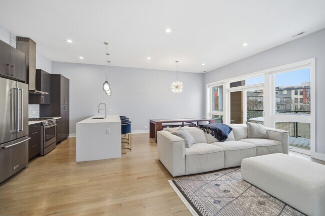 Building Photo - 725 W 17th St