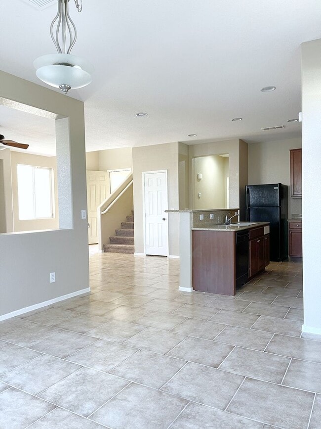 Building Photo - Spacious Living, Granite Counters, Great Location!