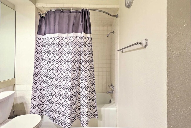 Building Photo - 2109 Woodside Dr