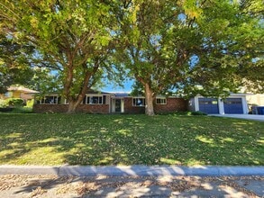 Building Photo - Large 3 bedroom home!