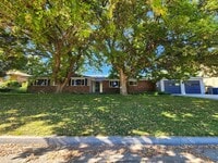 Building Photo - Large 3 bedroom home!