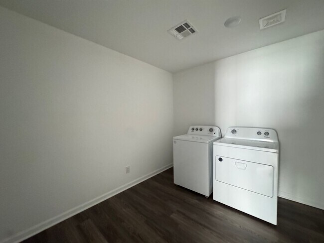 Building Photo - 3 bedroom Newer home