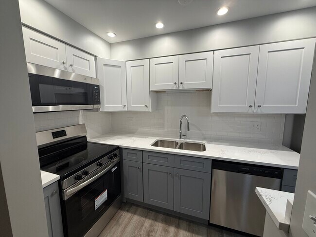 Building Photo - 744 W Gordon Terrace