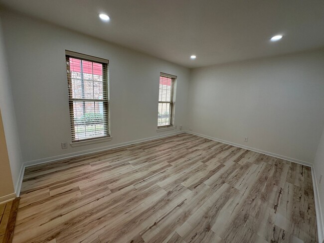 Building Photo - 3 Bedroom 2.5 Bath Townhome near Memorial ...