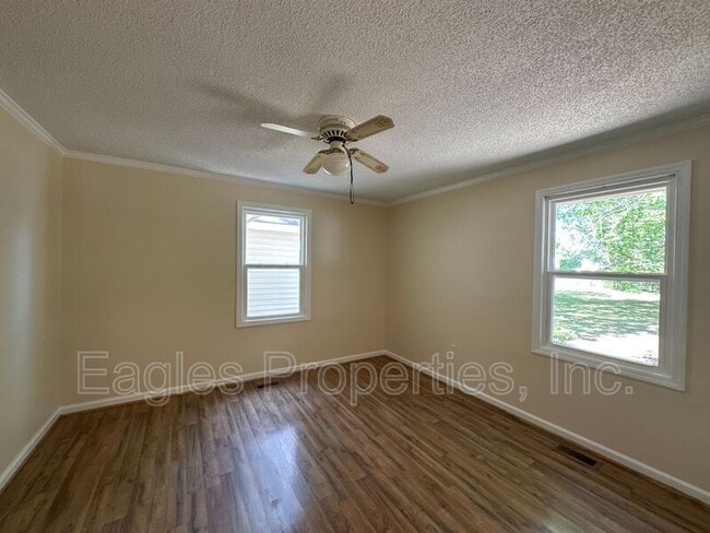 Building Photo - 605 S Oleander Ave