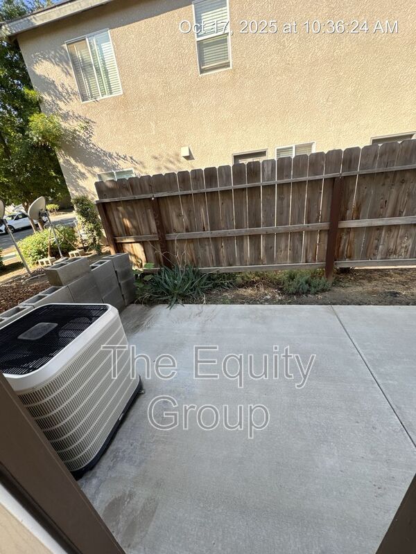 Building Photo - 2220 W Lark Ave