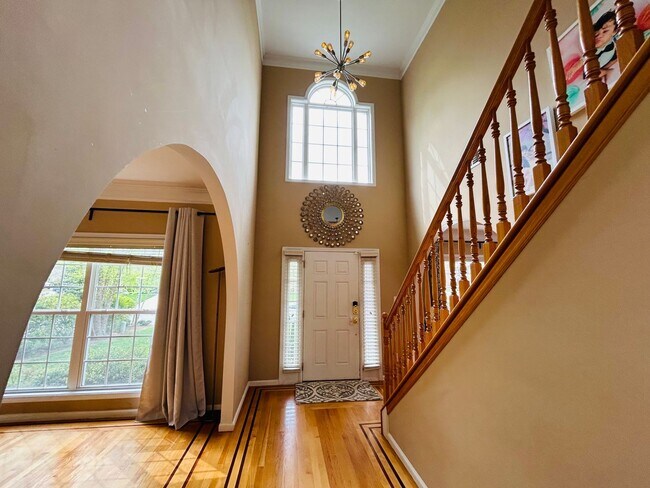 Building Photo - Incredible 4 bedroom/5 bath Tri-level home in Willoughby Park in NW Greensboro with finished base...