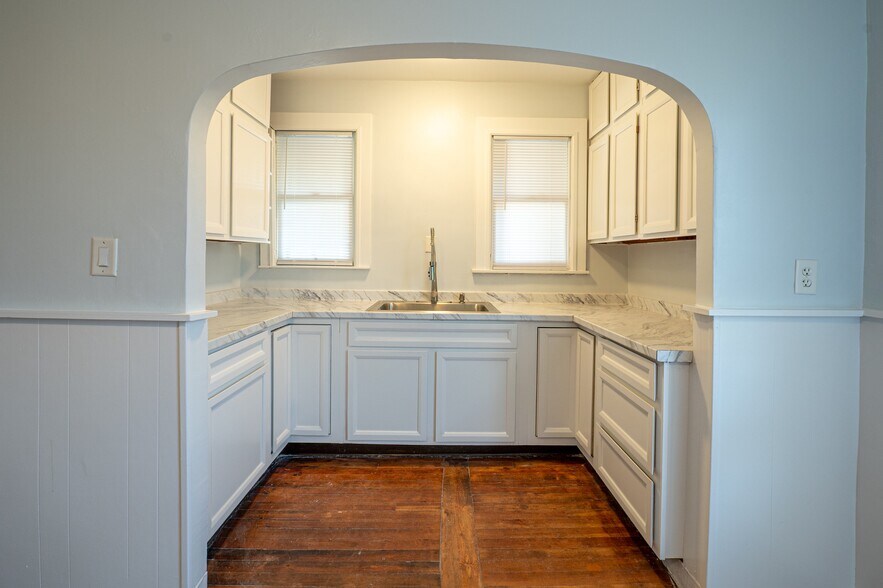 Kitchen West - 1592 Corbin Ave