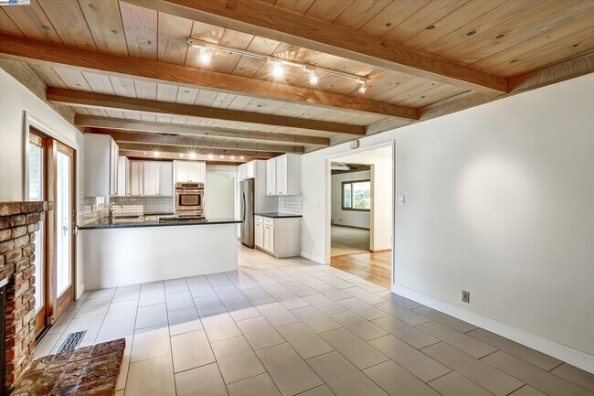 Building Photo - 613 Huntleigh Dr