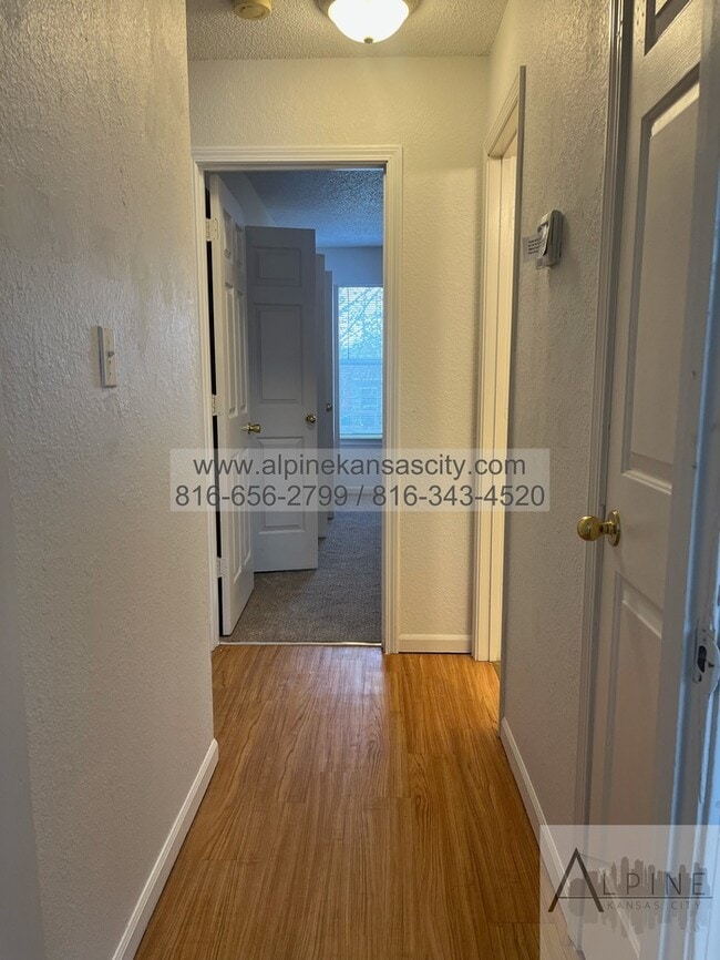 Building Photo - Spacious Gladstone Duplex, Corner Lot, 2 Car Garage!