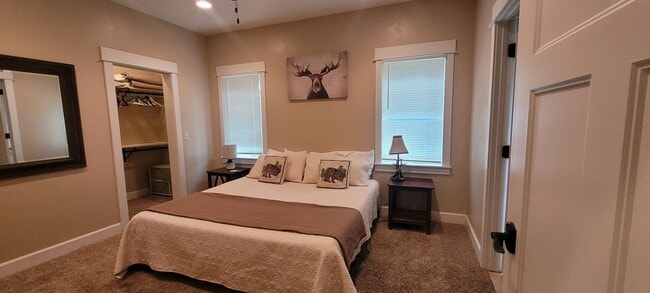 Building Photo - 2 Bed 2 Bath Furnished Duplex