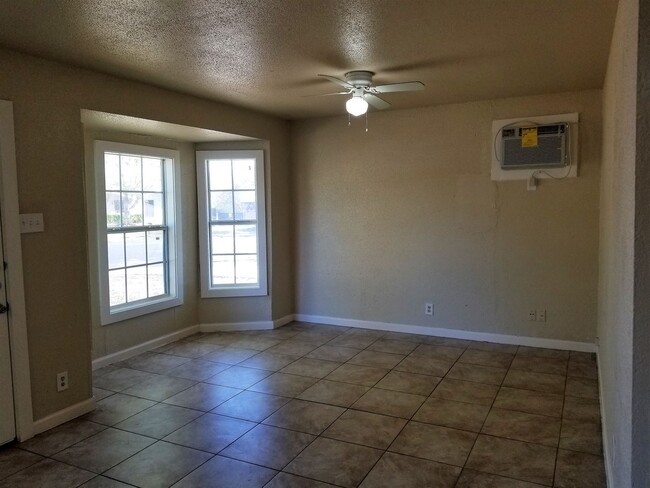 Building Photo - Move-In ready **LACKLAND AFB**