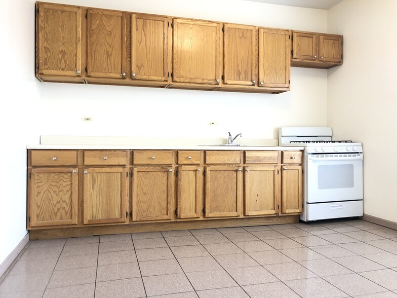 Kitchen - 952 W Windsor Ave