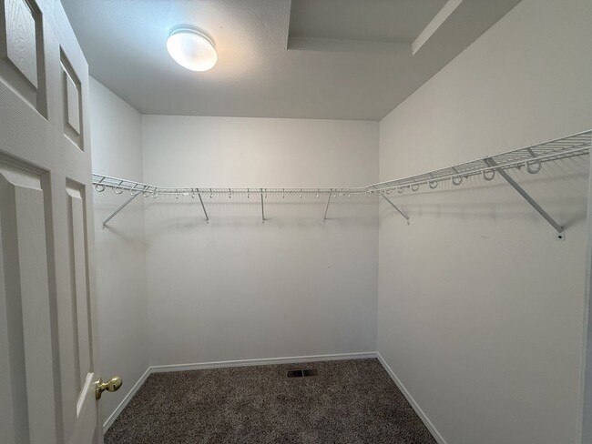 Building Photo - WARM 2 BEDROOM TOWNHOME LOCATED IN SW REDMOND!