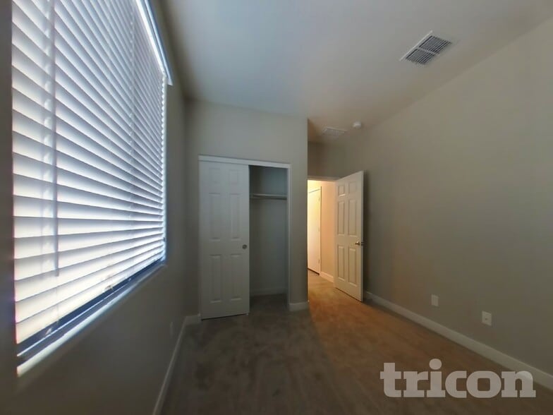 Building Photo - 2638 E Danbury Rd