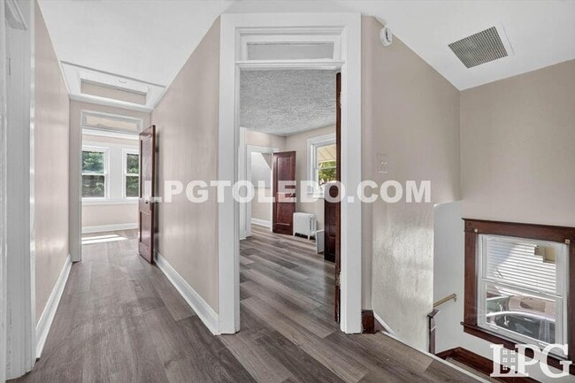 Building Photo - 3822 Lockwood Ave