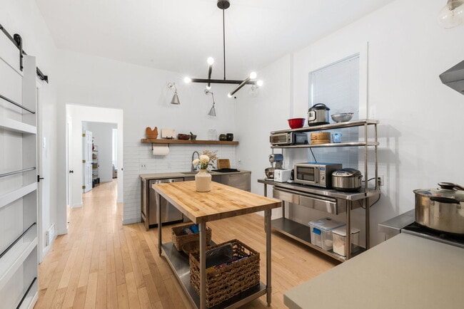 Building Photo - 512 W 37th St