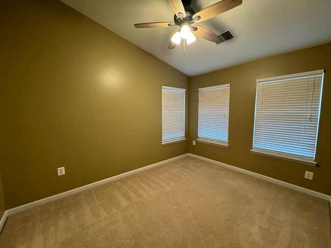 Building Photo - Spacious 3 Bed 3 Bath End-Unit Townhome Wi...