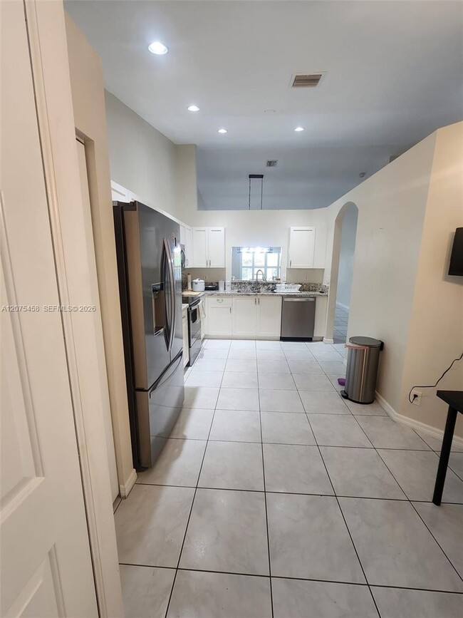 Building Photo - 6053 Heliconia Rd